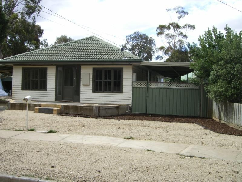 17 Connell Drive, Melton South VIC 3338