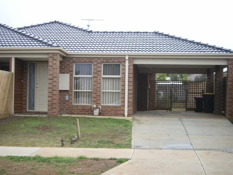 1/2 Oldershaw Road, Melton VIC 3337