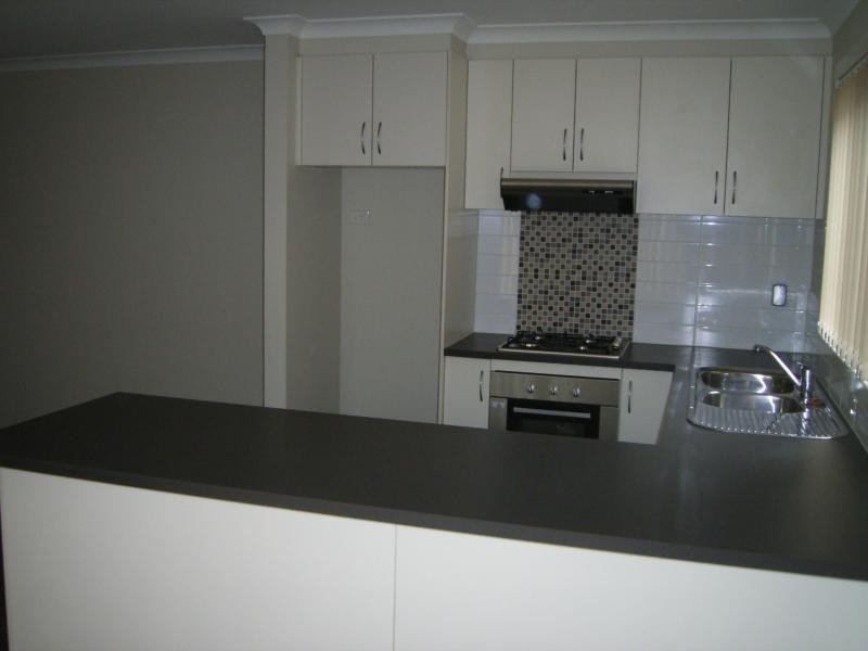 1/2 Oldershaw Road, Melton VIC 3337