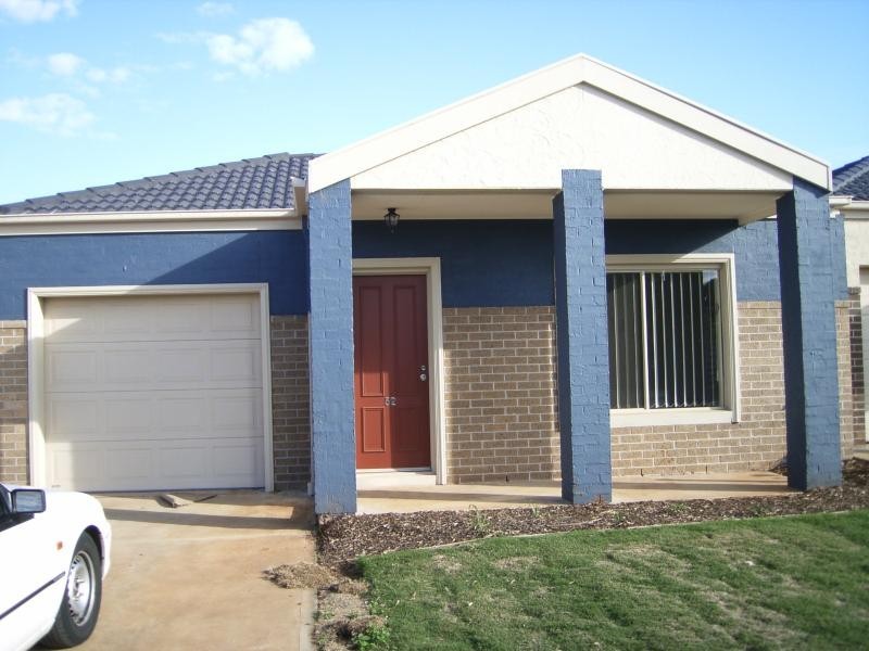 Unit 52/17 Crestmont Drive, Melton South VIC 3338