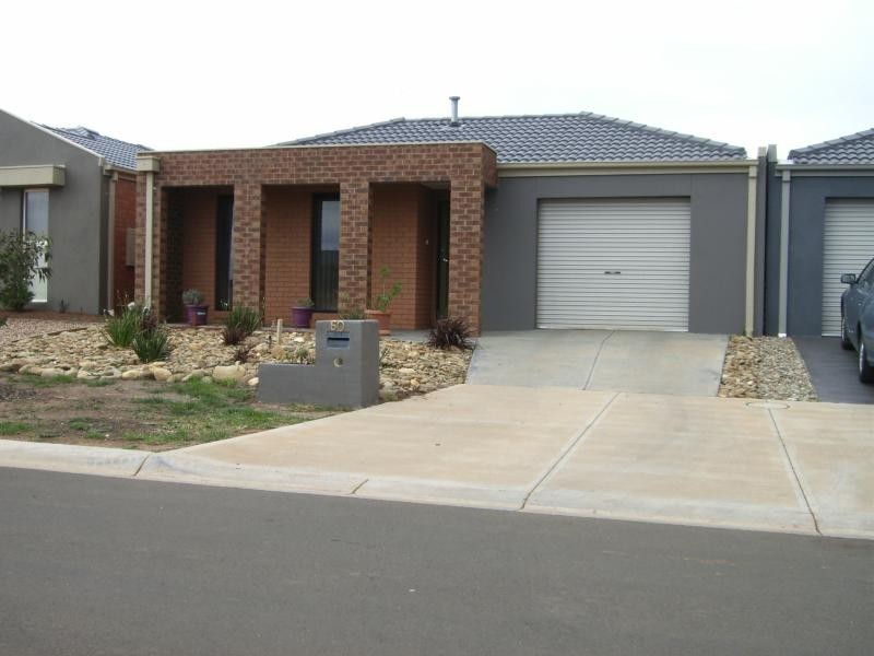 60 Fairhaven Blvd, Melton VIC 3337