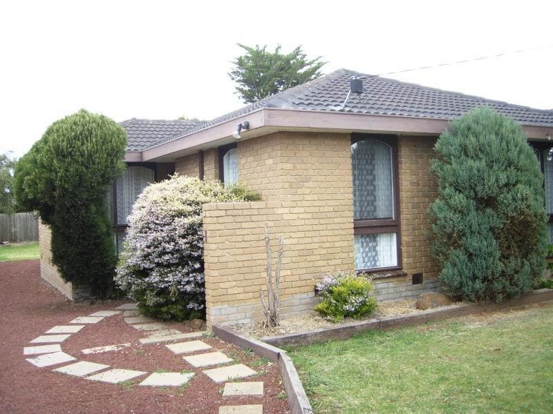 6 Perry Close, Melton VIC 3337