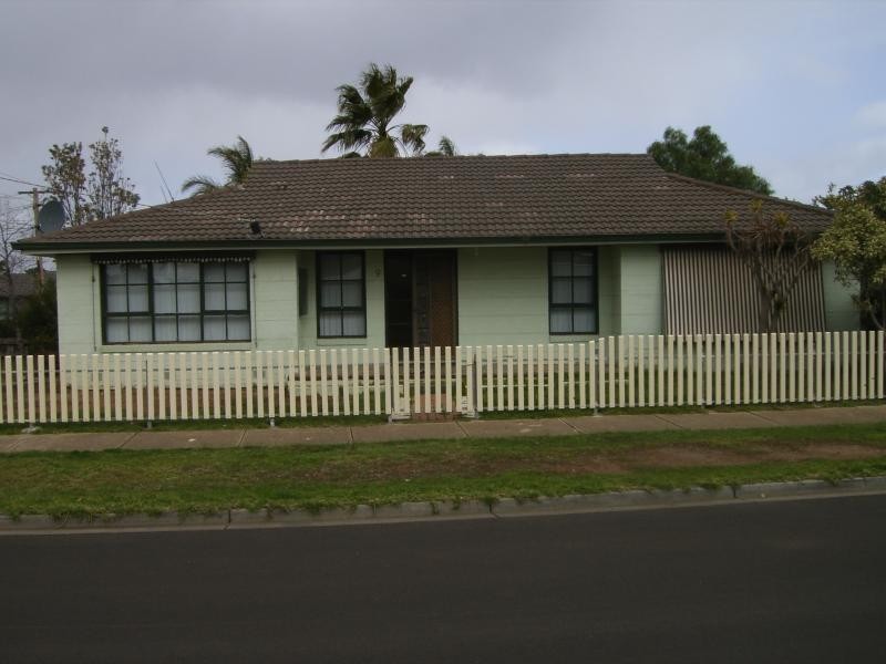 9 Dalton Drive, Melton South VIC 3338