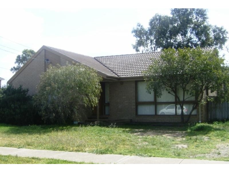 8 Manson Drive, Melton South VIC 3338