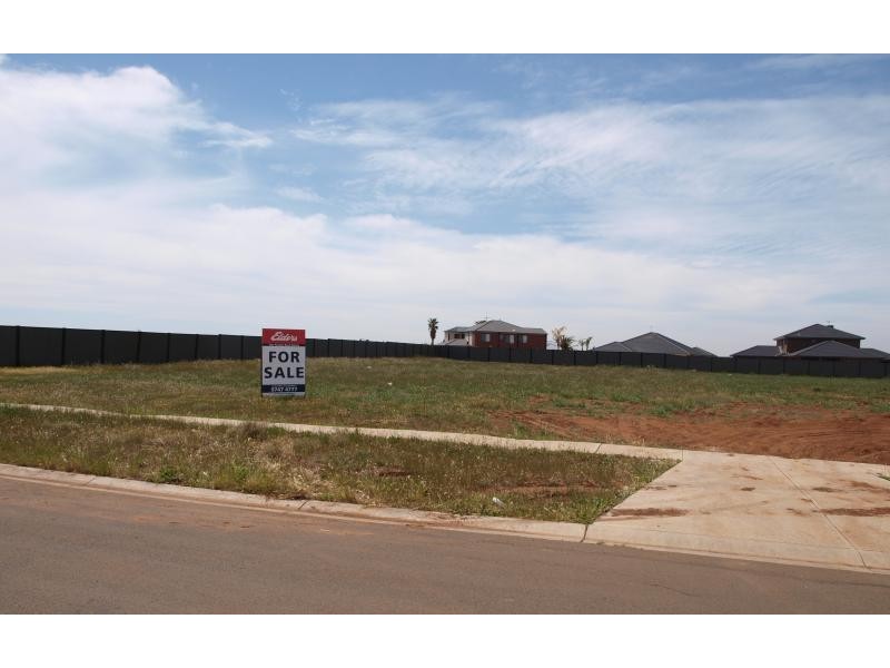 8 Parkleigh Drive, Melton VIC 3337