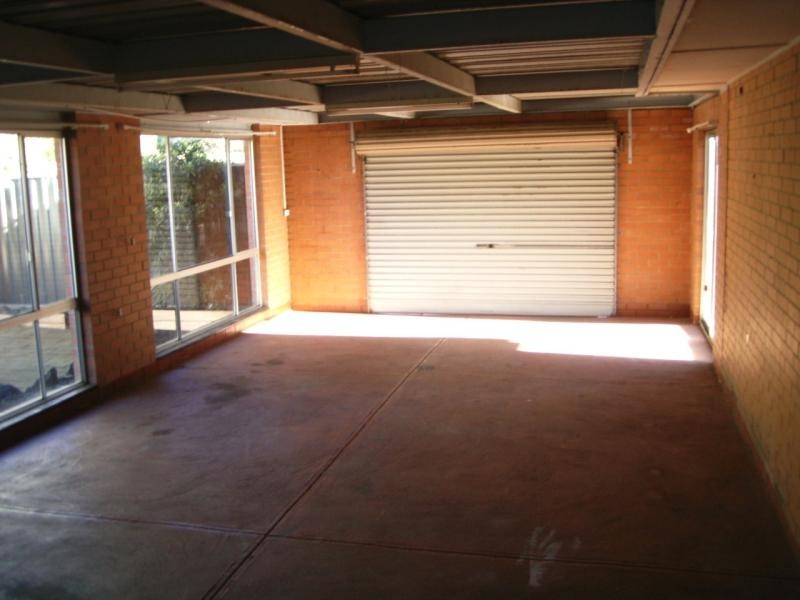 8 Irving Road, Melton VIC 3337