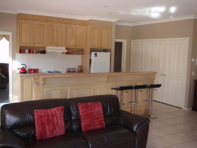 9 Deanswood Place, Melton VIC 3337