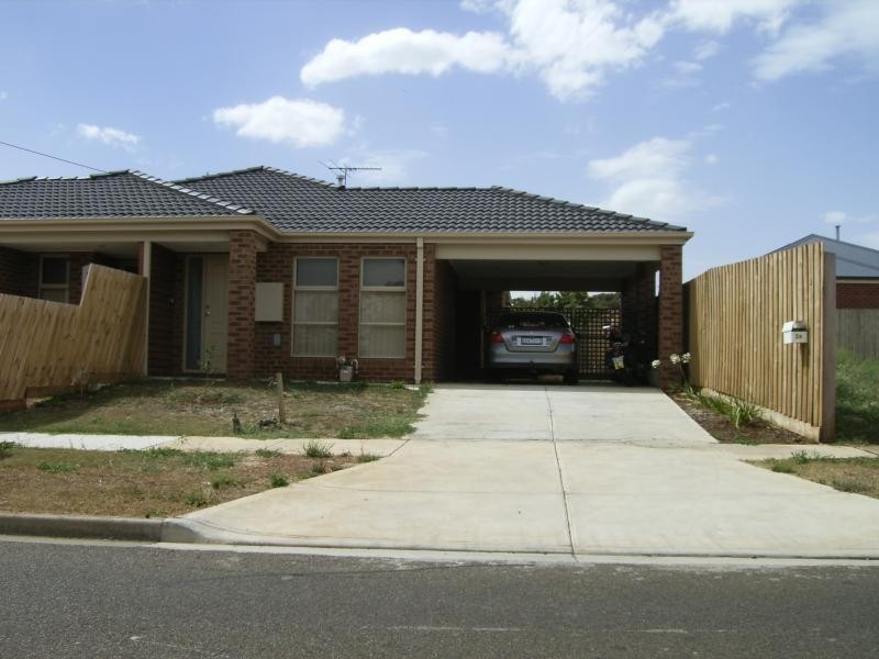 1/2 Oldershaw Road, Melton VIC 3337