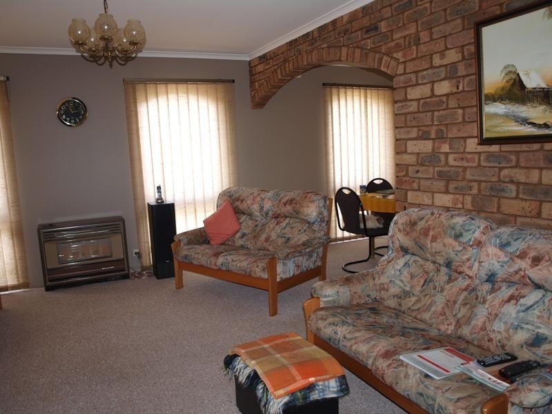 8 Julian Place, Melton VIC 3337