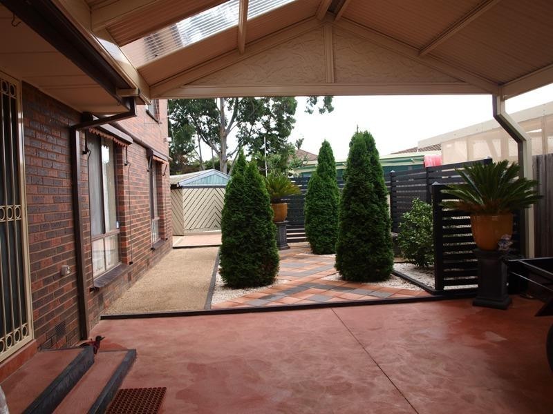 8 Julian Place, Melton VIC 3337