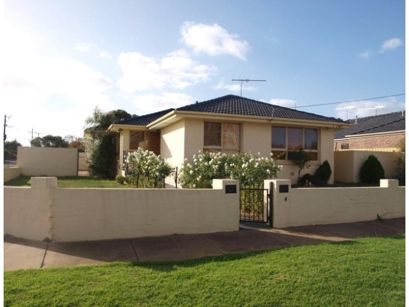 4 Oldershaw Road, Melton VIC 3337