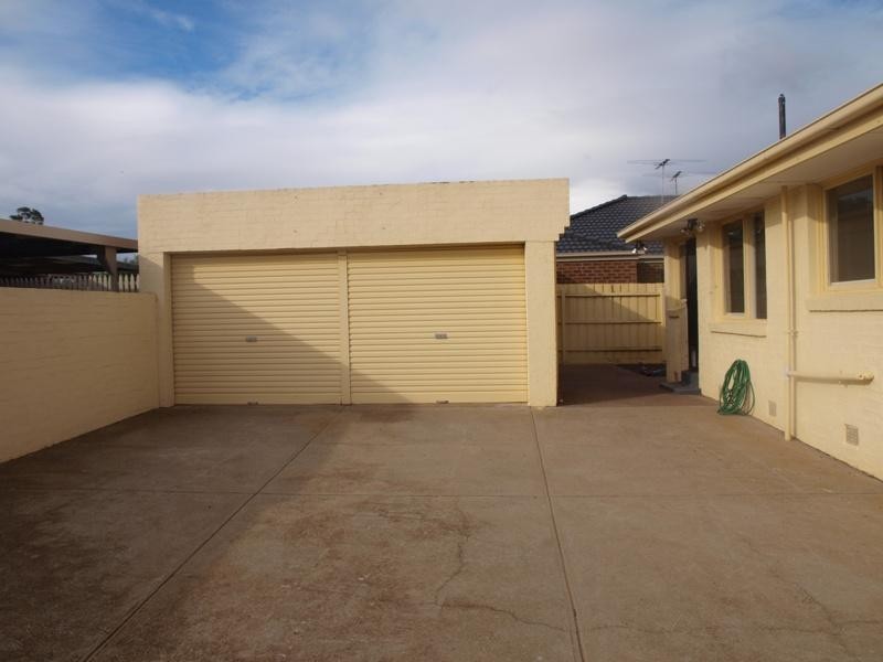 4 Oldershaw Road, Melton VIC 3337