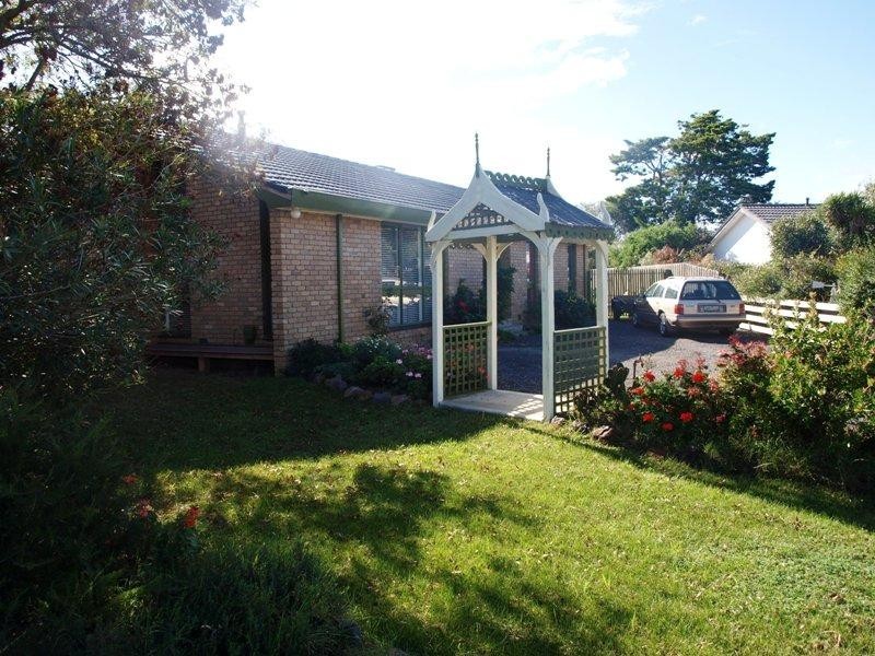 2 Oak Place, Melton West VIC 3337