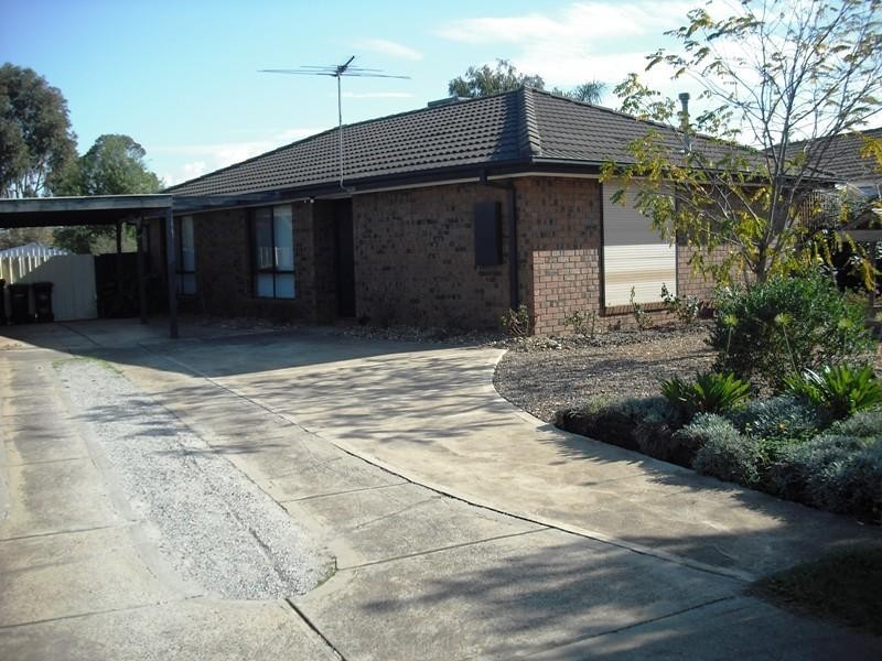 17 Reynolds Place, Melton South VIC 3338