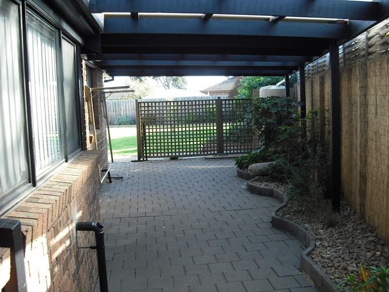 17 Reynolds Place, Melton South VIC 3338