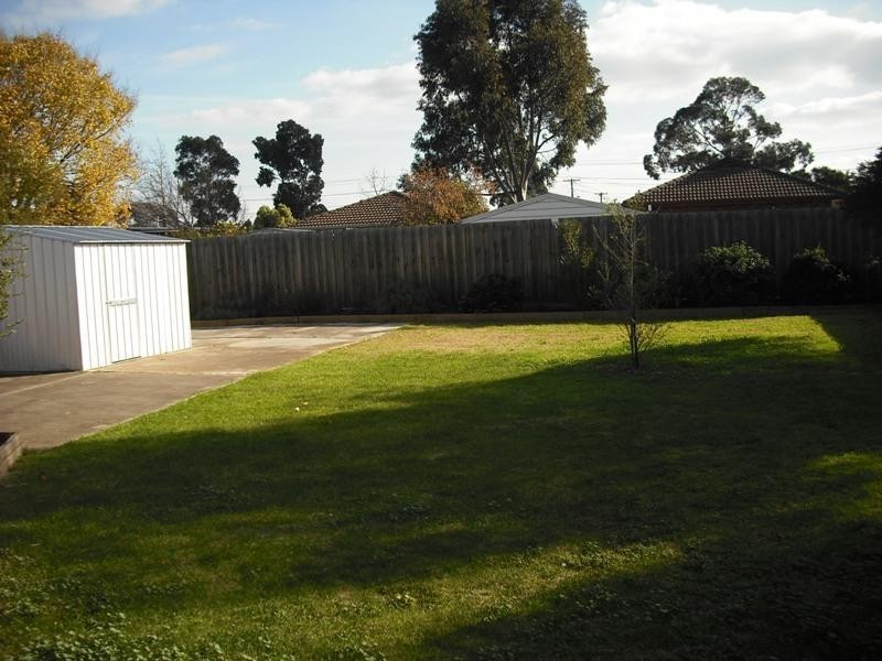 17 Reynolds Place, Melton South VIC 3338