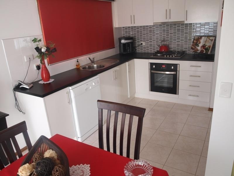 8 Manning Avenue, Kurunjang VIC 3337