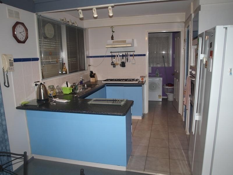 16 Sutherland Avenue, Melton South VIC 3338