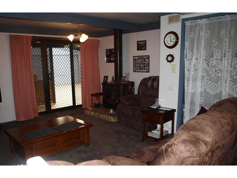 16 Sutherland Avenue, Melton South VIC 3338