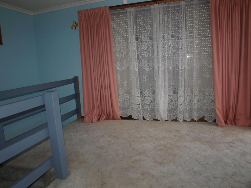 16 Sutherland Avenue, Melton South VIC 3338