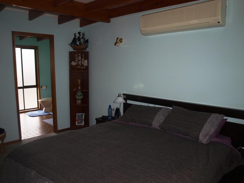 16 Sutherland Avenue, Melton South VIC 3338