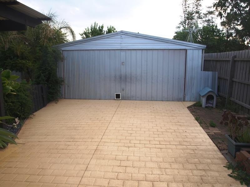 16 Sutherland Avenue, Melton South VIC 3338