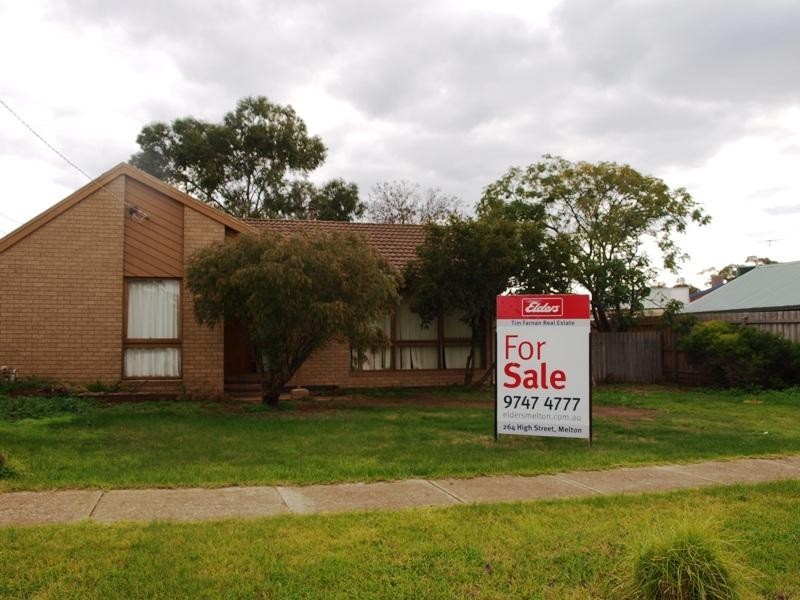 8 Manson Drive, Melton South VIC 3338