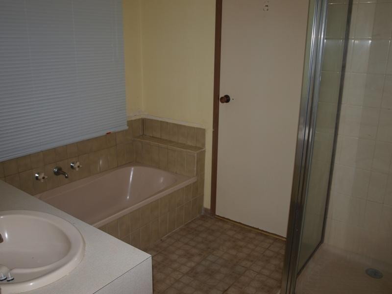 8 Manson Drive, Melton South VIC 3338