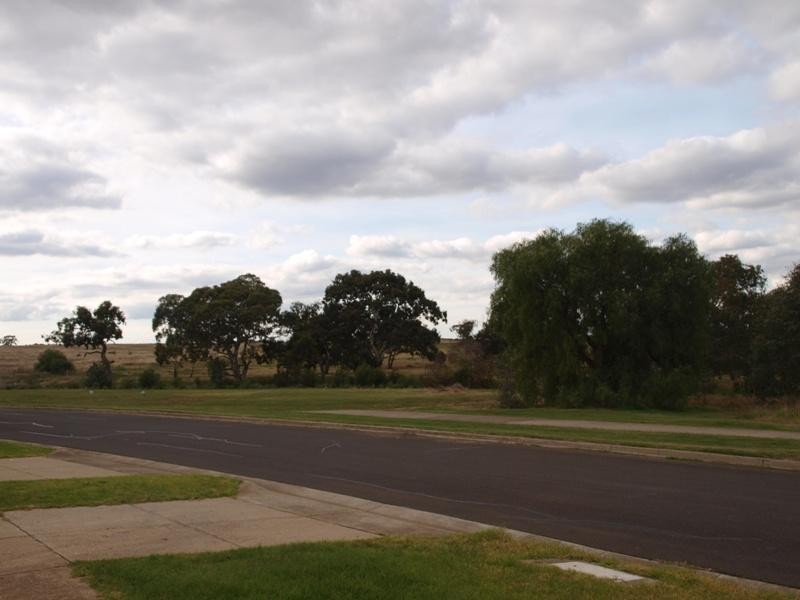 8 Manson Drive, Melton South VIC 3338