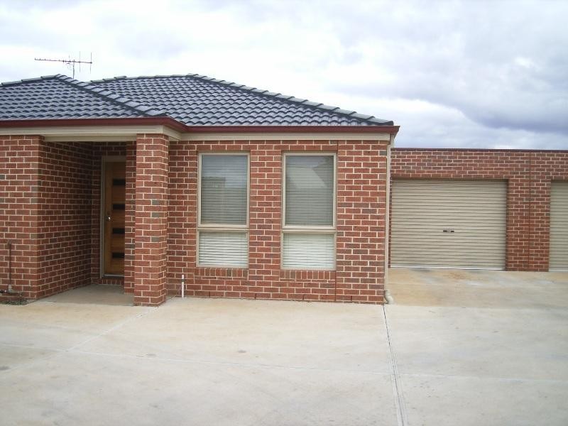 2/5 Coventry Place, Melton VIC 3337