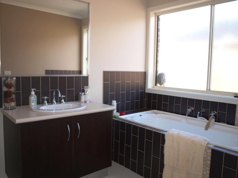 27 Glencoe Street, Kurunjang VIC 3337