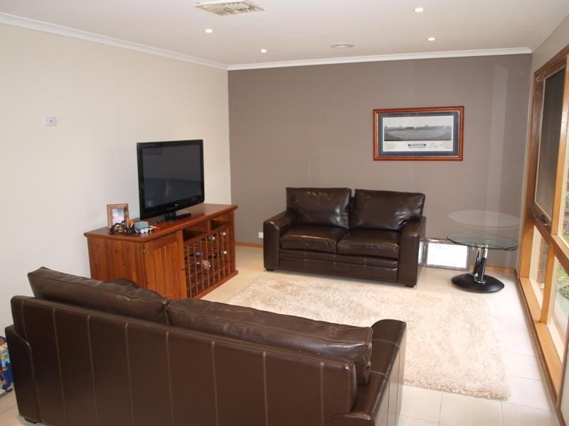 10 Lloyd Court, Melton South VIC 3338