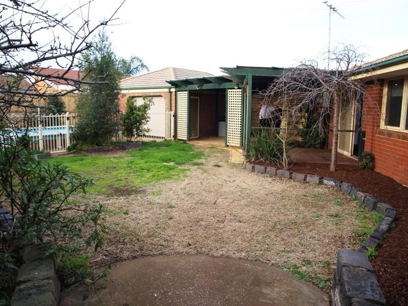 8 Radford Court, Melton VIC 3337