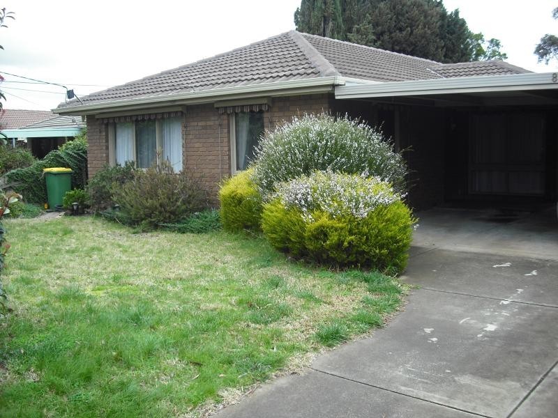 8 Esta Street, Melton VIC 3337