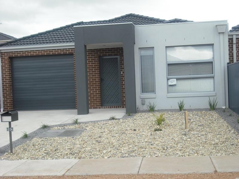 2 Carlyon Close, Melton West VIC 3337