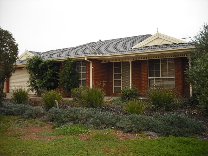 11 Woodland Rise, Melton West VIC 3337