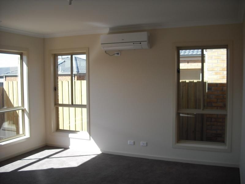 Unit 11/4 Black Knight Way, Melton VIC 3337
