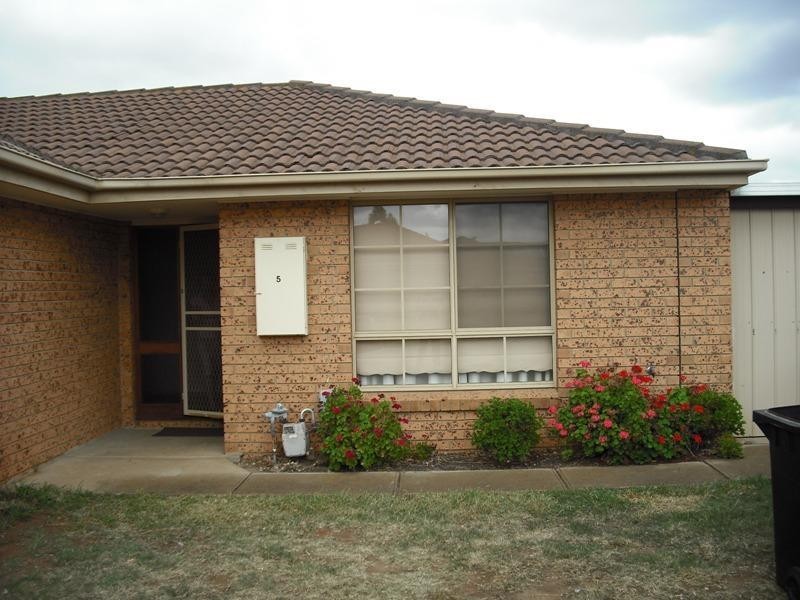 Unit 5/27 Kurrajong Crescent, Melton South VIC 3338