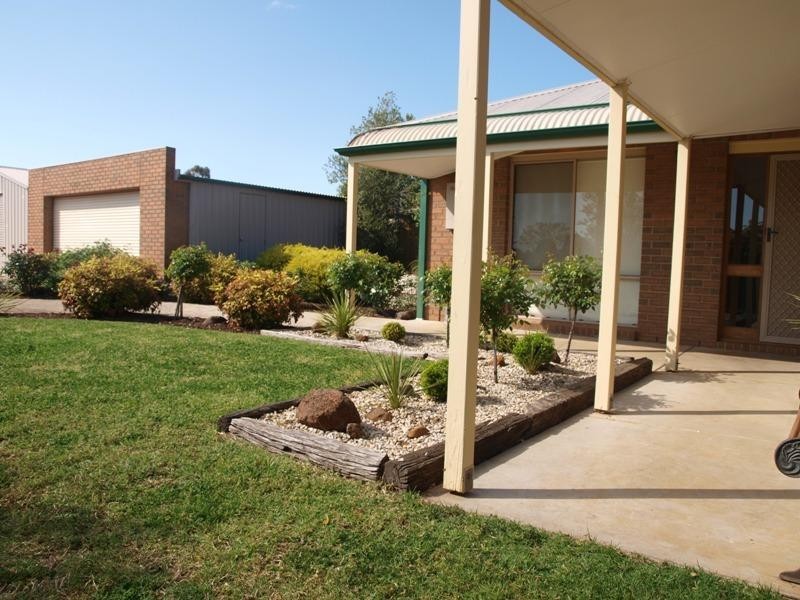 10 Oakfield Court, Melton VIC 3337