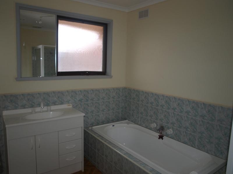 1 Leicester Crescent, Melton VIC 3337