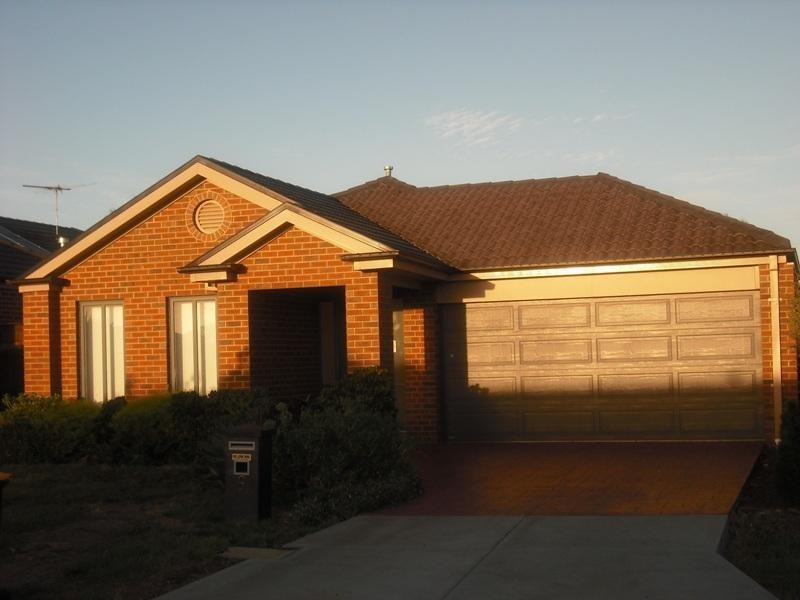 6 Alderstead Place, Caroline Springs VIC 3023