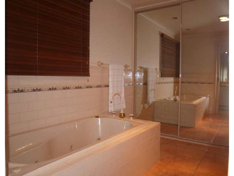 11 Hilton Way, Melton VIC 3337
