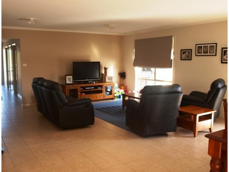 2 Rosemont Rise, Melton West VIC 3337