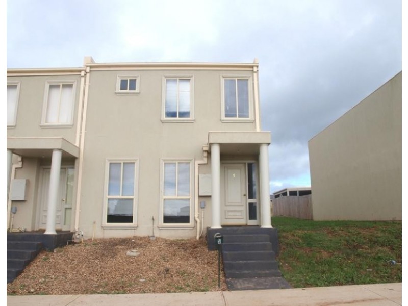 5 Kim Lane, Melton West VIC 3337