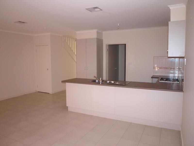 5 Kim Lane, Melton West VIC 3337