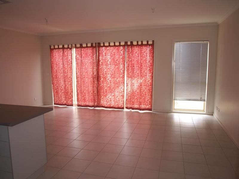 5 Kim Lane, Melton West VIC 3337