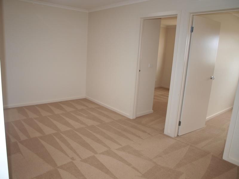 5 Kim Lane, Melton West VIC 3337