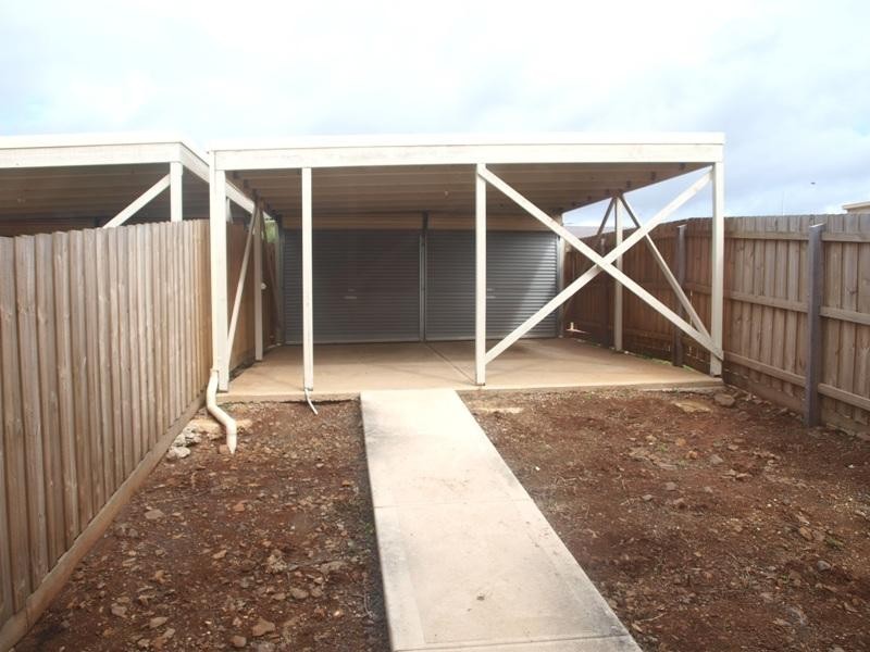 5 Kim Lane, Melton West VIC 3337