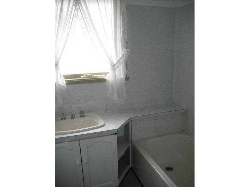 8 Esta Street, Melton VIC 3337