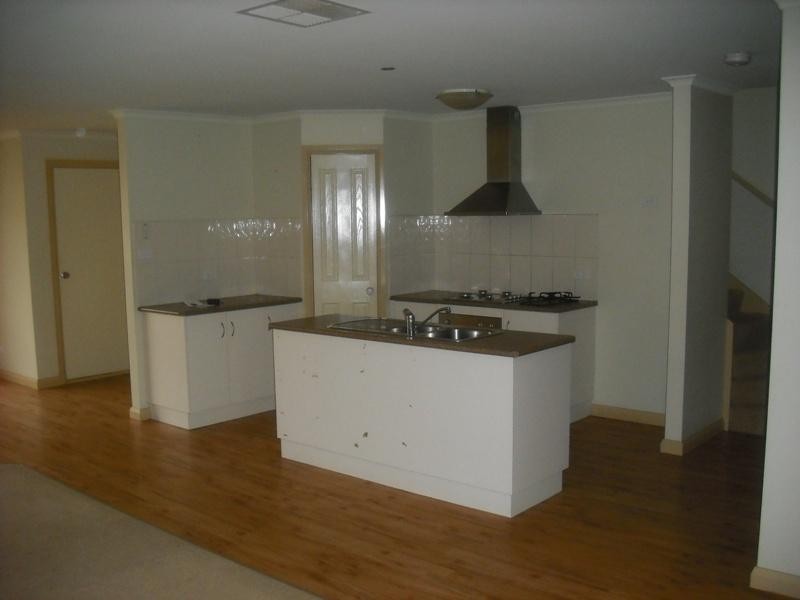 Unit 3/4 Euroa Walk, Melton VIC 3337